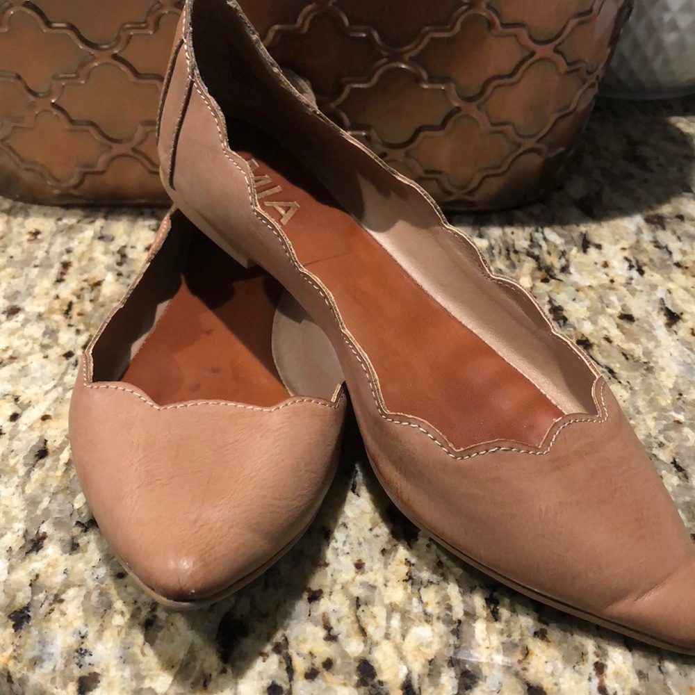 Leather flats in tan